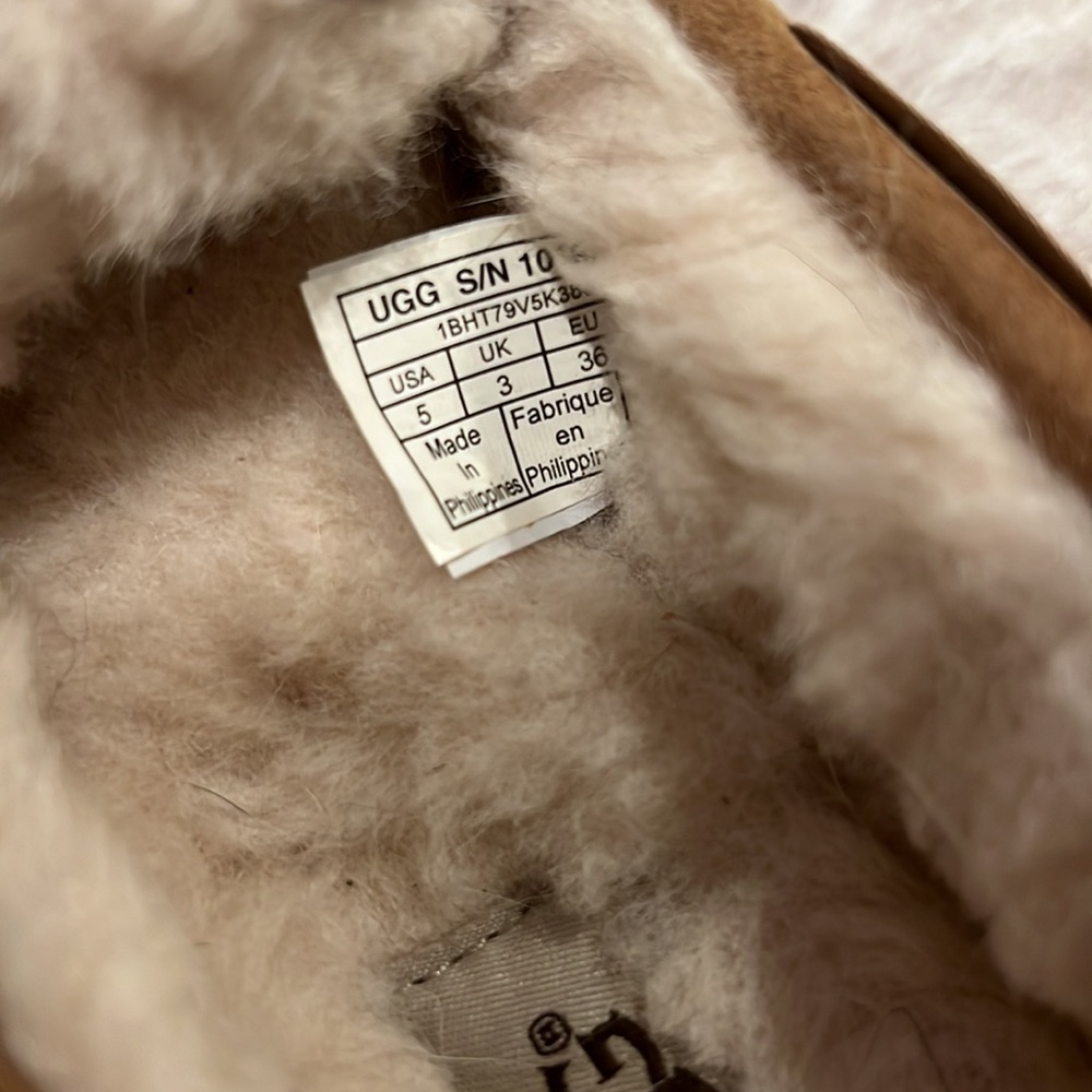 UGG Dakota Pom Pom Slippers - Picture 3 of 4